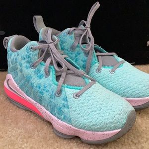 Boy’s Nike Lebron 17 Aqua/pink Size 2Y